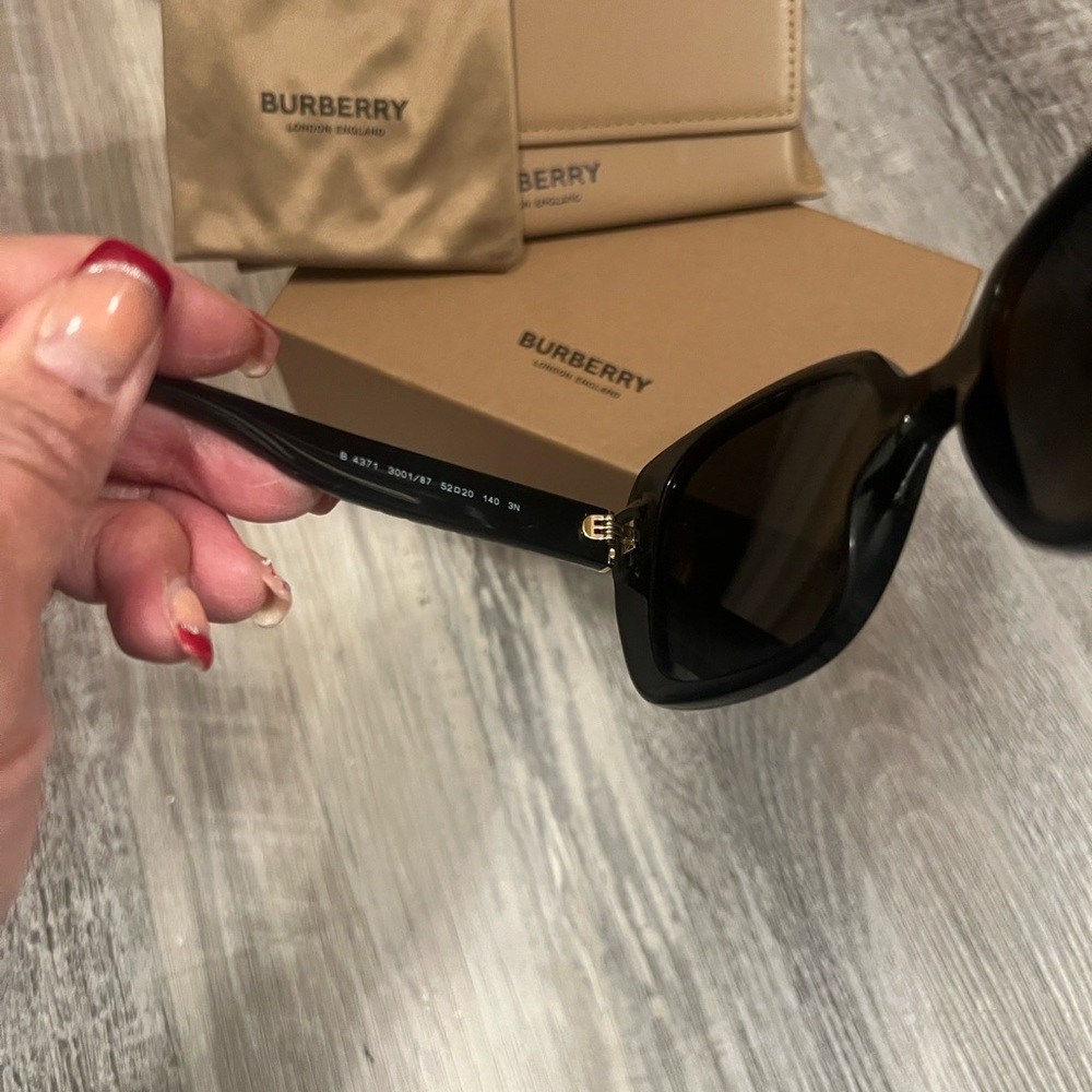 Burberry Elegant Black Women's Sunglasses - Picture 5 of 6